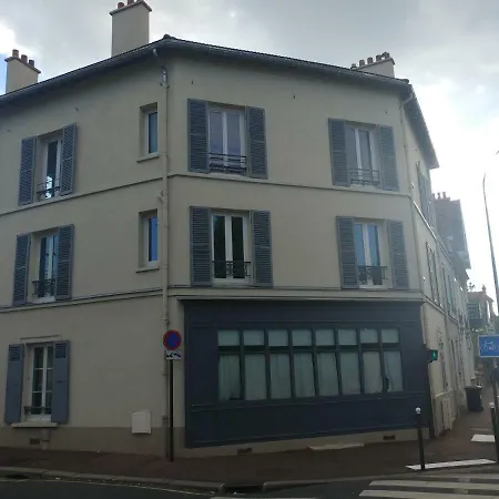 Spacieuse Avec Salle De Bains Privative A 5mn Du Centre De Saint-germain-en-laye Kwatera prywatna